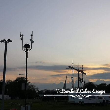Meridian Tattershall Lakes Escape - Lakeside Lodge Caravan With A Fishing Peg Luxury Hot Tub Buitenkant foto