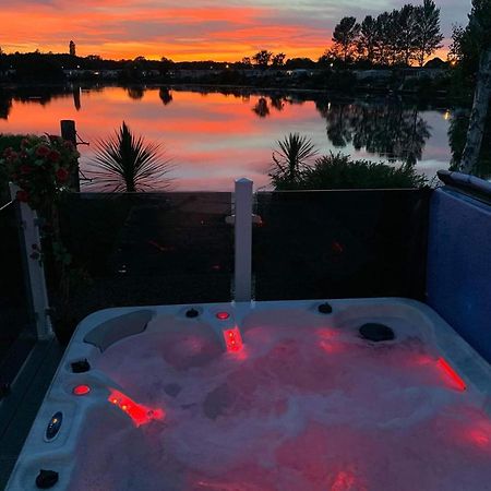 Meridian Tattershall Lakes Escape - Lakeside Lodge Caravan With A Fishing Peg Luxury Hot Tub Buitenkant foto