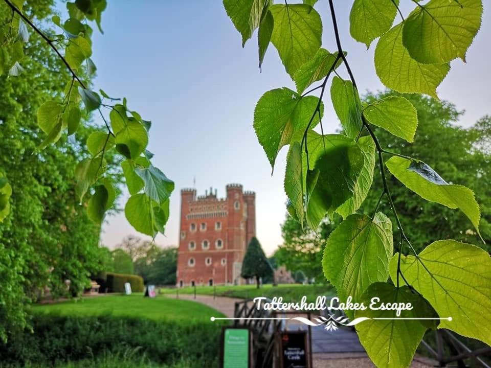Meridian Tattershall Lakes Escape - Lakeside Lodge Caravan With A Fishing Peg Luxury Hot Tub Buitenkant foto