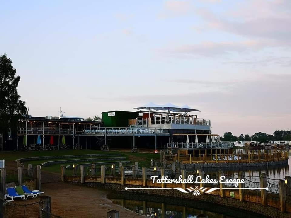 Meridian Tattershall Lakes Escape - Lakeside Lodge Caravan With A Fishing Peg Luxury Hot Tub Buitenkant foto