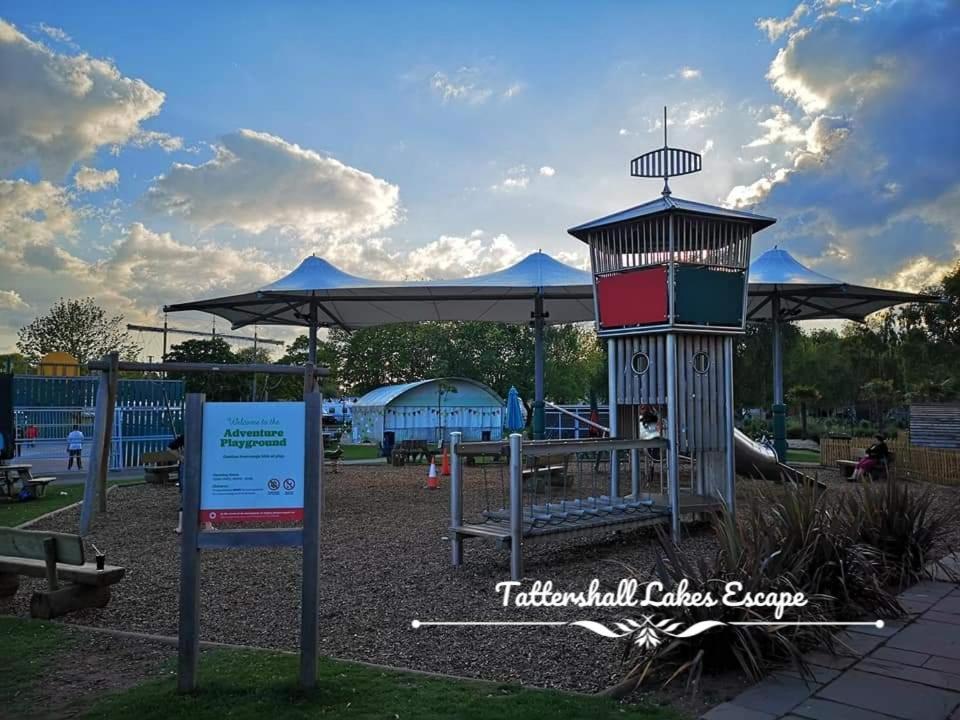 Meridian Tattershall Lakes Escape - Lakeside Lodge Caravan With A Fishing Peg Luxury Hot Tub Buitenkant foto