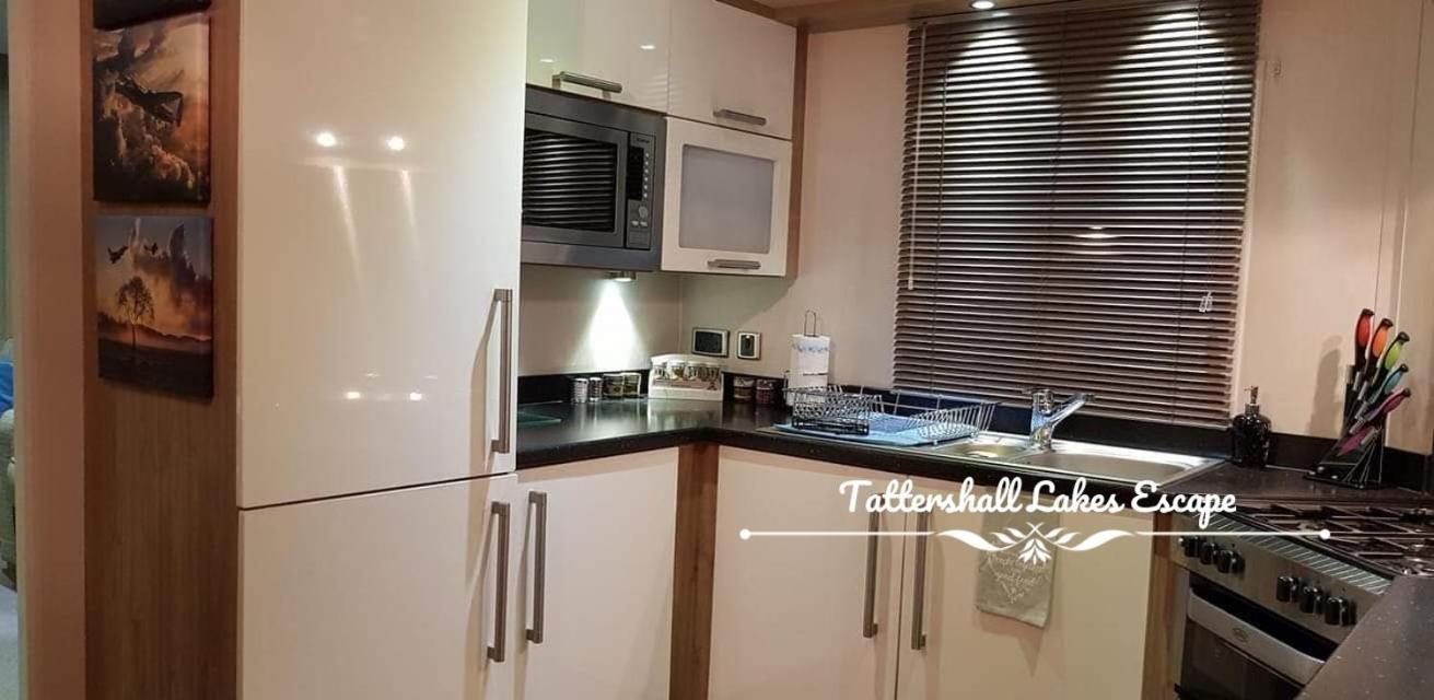 Meridian Tattershall Lakes Escape - Lakeside Lodge Caravan With A Fishing Peg Luxury Hot Tub Buitenkant foto