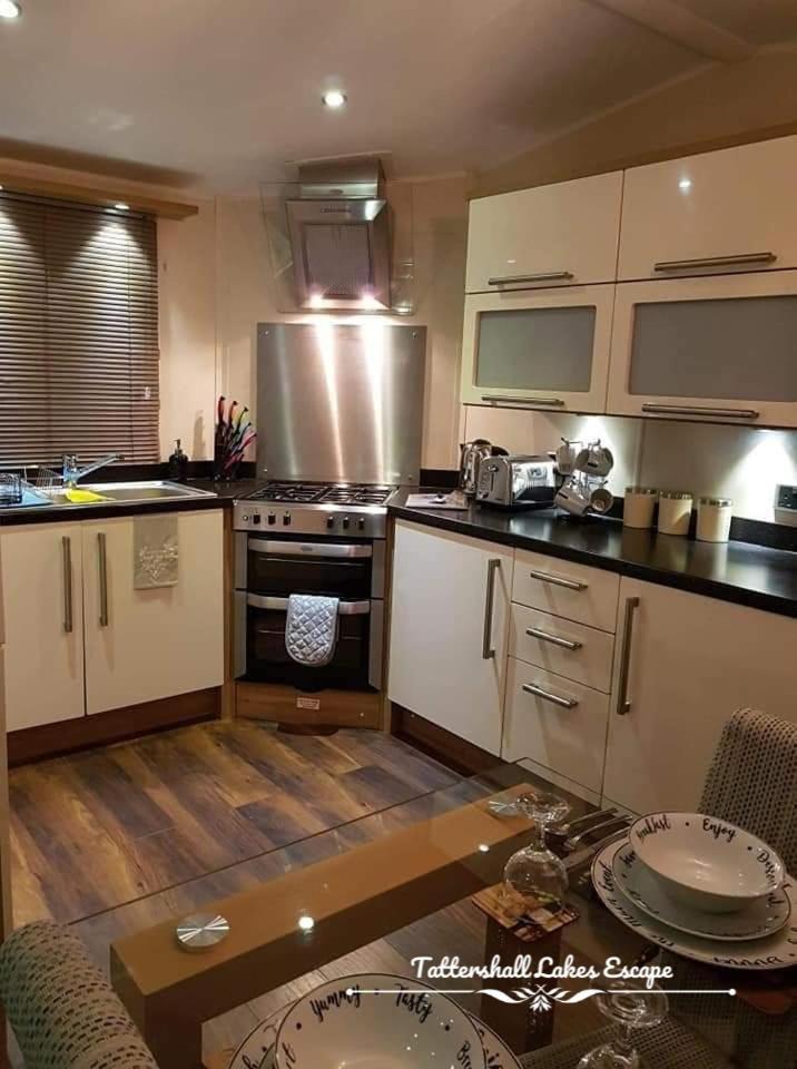 Meridian Tattershall Lakes Escape - Lakeside Lodge Caravan With A Fishing Peg Luxury Hot Tub Buitenkant foto