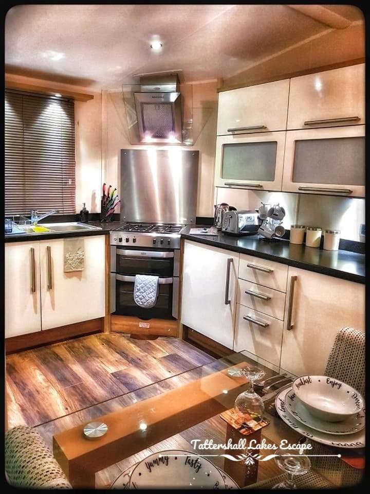 Meridian Tattershall Lakes Escape - Lakeside Lodge Caravan With A Fishing Peg Luxury Hot Tub Buitenkant foto