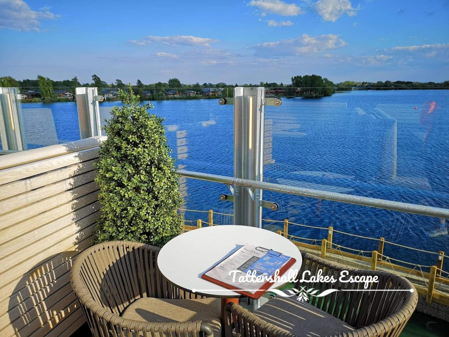 Meridian Tattershall Lakes Escape - Lakeside Lodge Caravan With A Fishing Peg Luxury Hot Tub Buitenkant foto