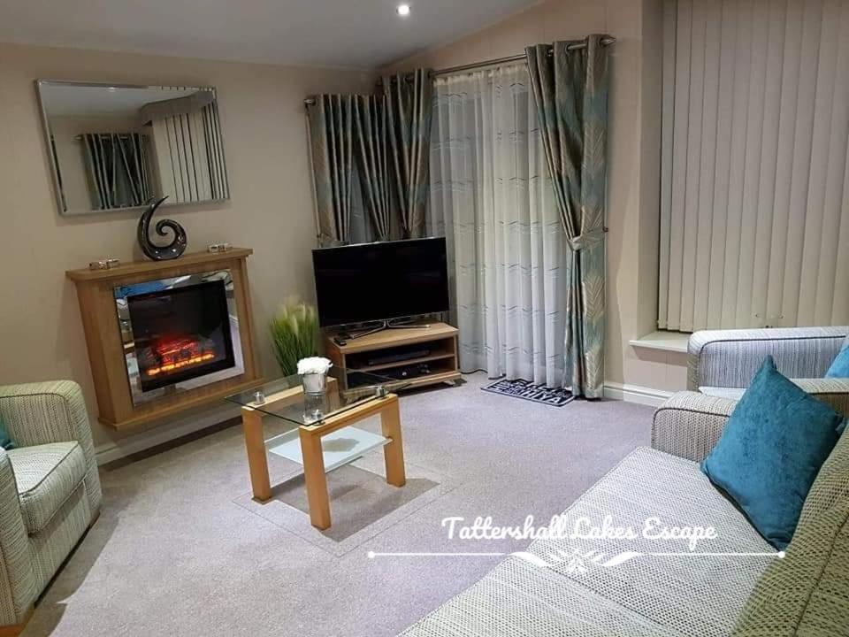 Meridian Tattershall Lakes Escape - Lakeside Lodge Caravan With A Fishing Peg Luxury Hot Tub Buitenkant foto