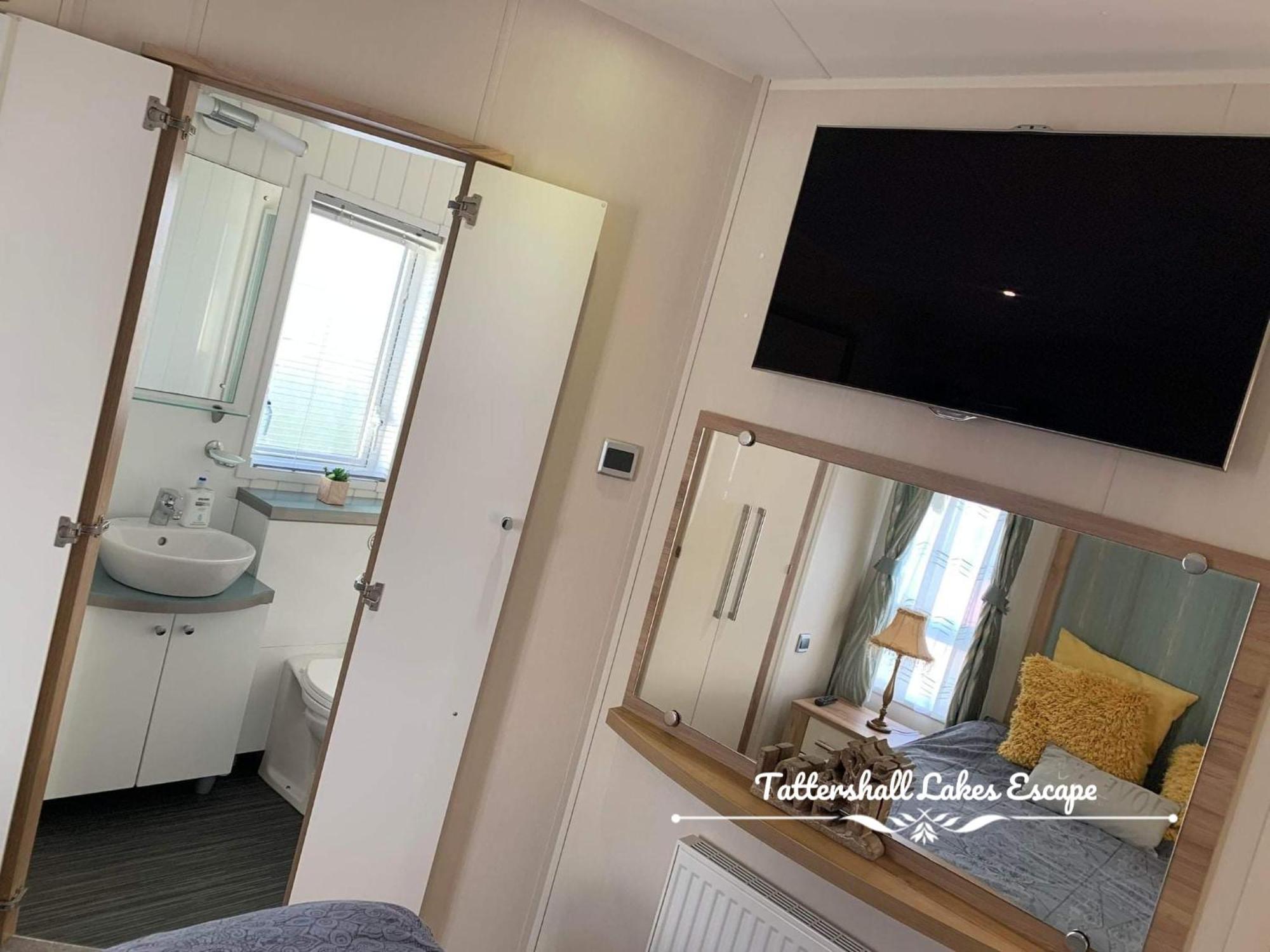 Meridian Tattershall Lakes Escape - Lakeside Lodge Caravan With A Fishing Peg Luxury Hot Tub Buitenkant foto