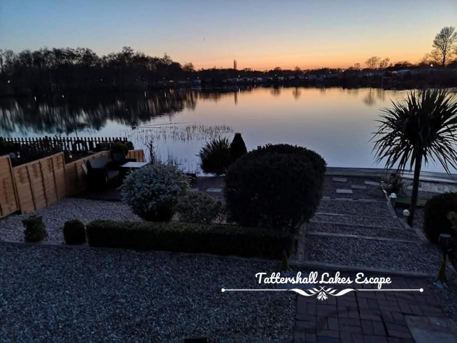 Meridian Tattershall Lakes Escape - Lakeside Lodge Caravan With A Fishing Peg Luxury Hot Tub Buitenkant foto