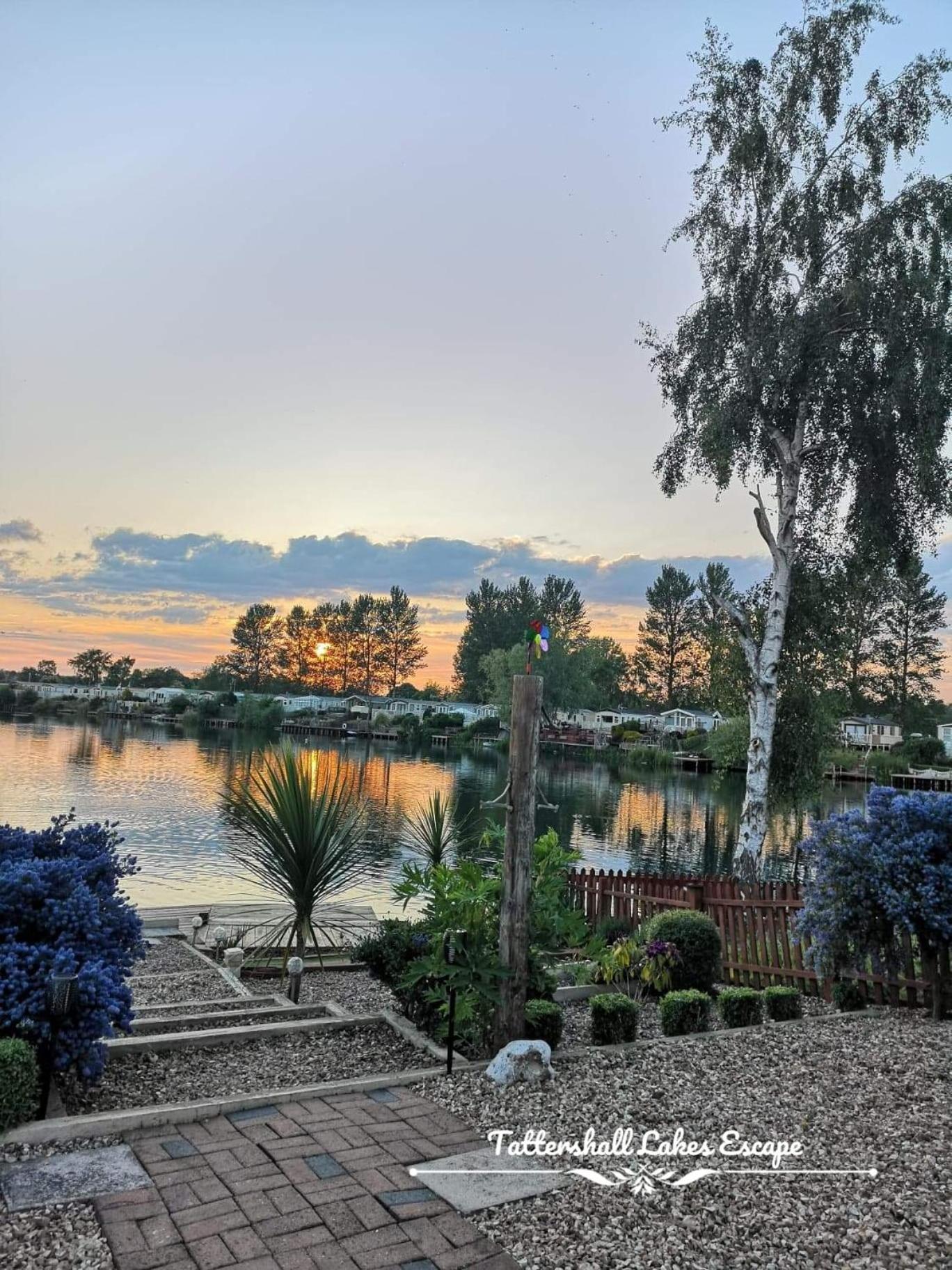 Meridian Tattershall Lakes Escape - Lakeside Lodge Caravan With A Fishing Peg Luxury Hot Tub Buitenkant foto