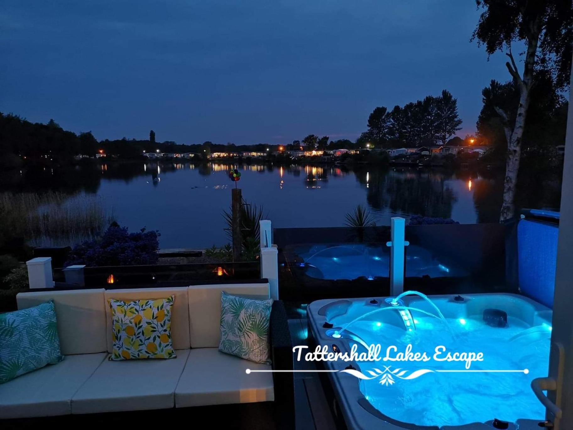 Meridian Tattershall Lakes Escape - Lakeside Lodge Caravan With A Fishing Peg Luxury Hot Tub Buitenkant foto