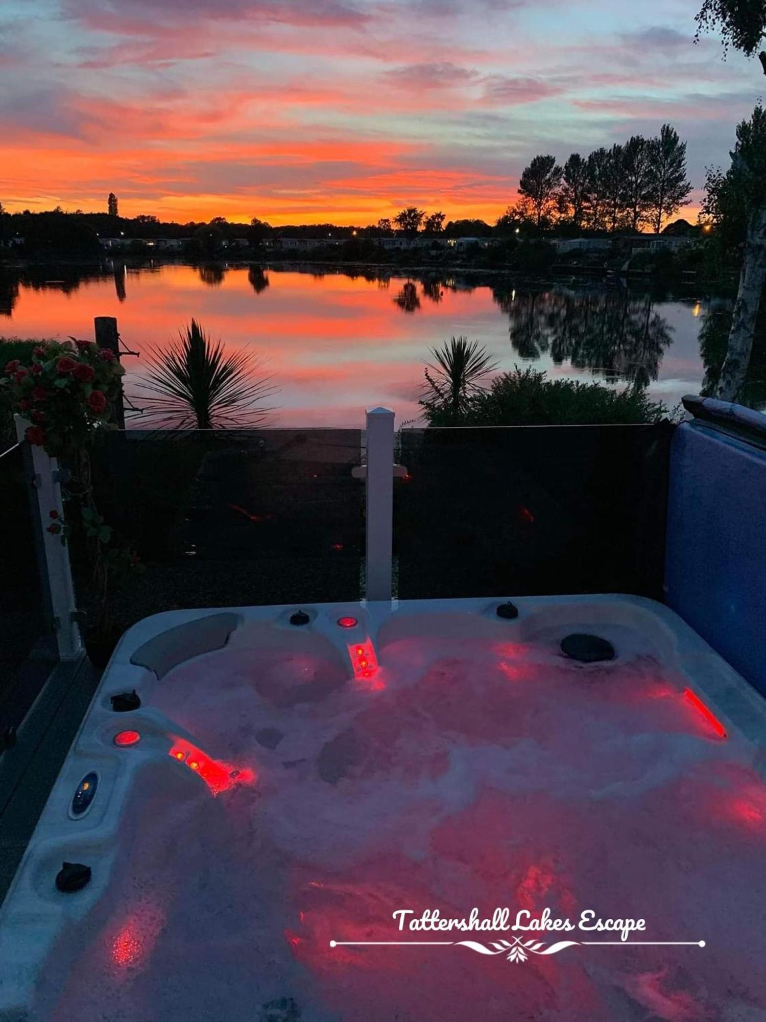 Meridian Tattershall Lakes Escape - Lakeside Lodge Caravan With A Fishing Peg Luxury Hot Tub Buitenkant foto