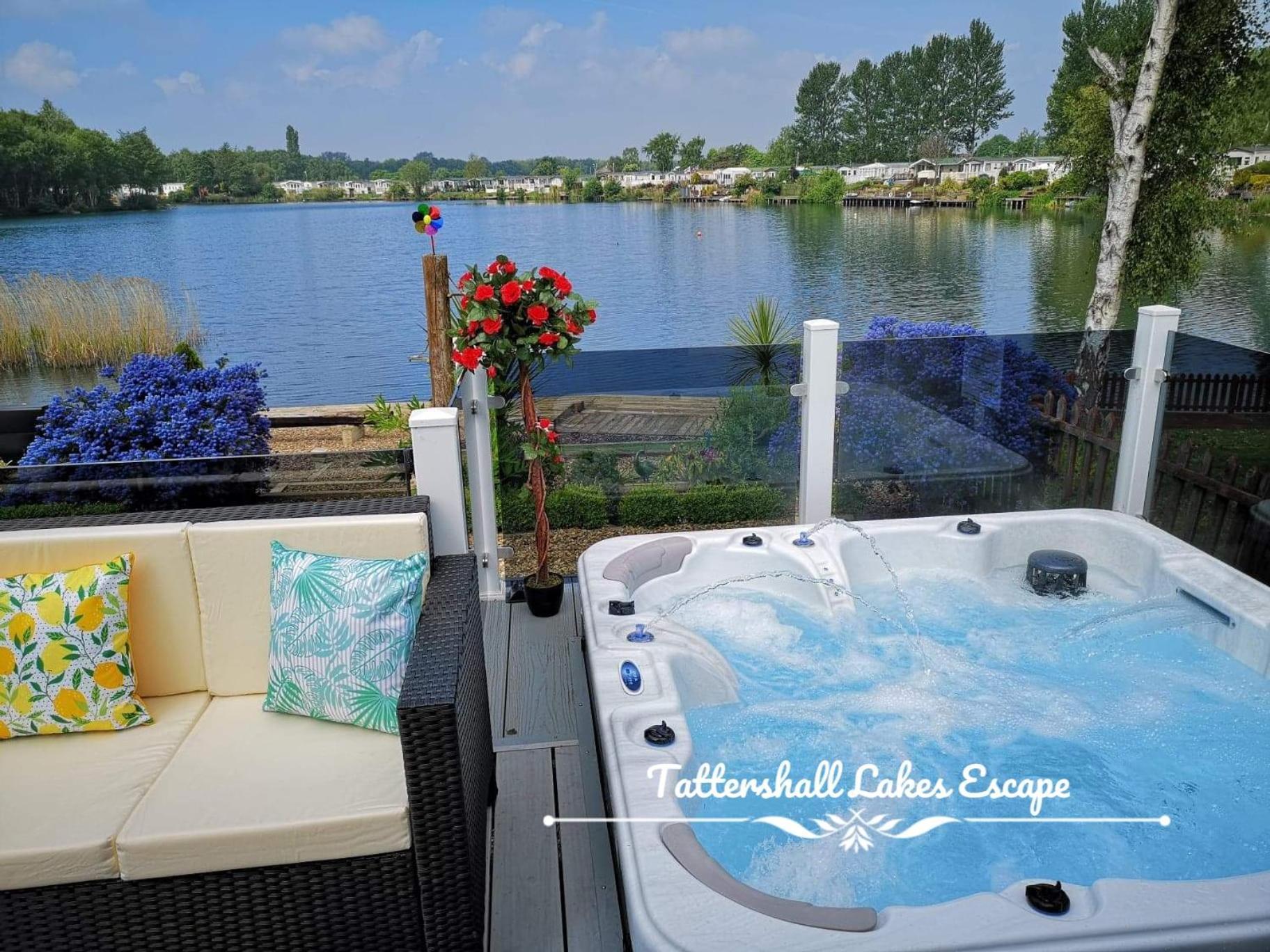 Meridian Tattershall Lakes Escape - Lakeside Lodge Caravan With A Fishing Peg Luxury Hot Tub Buitenkant foto